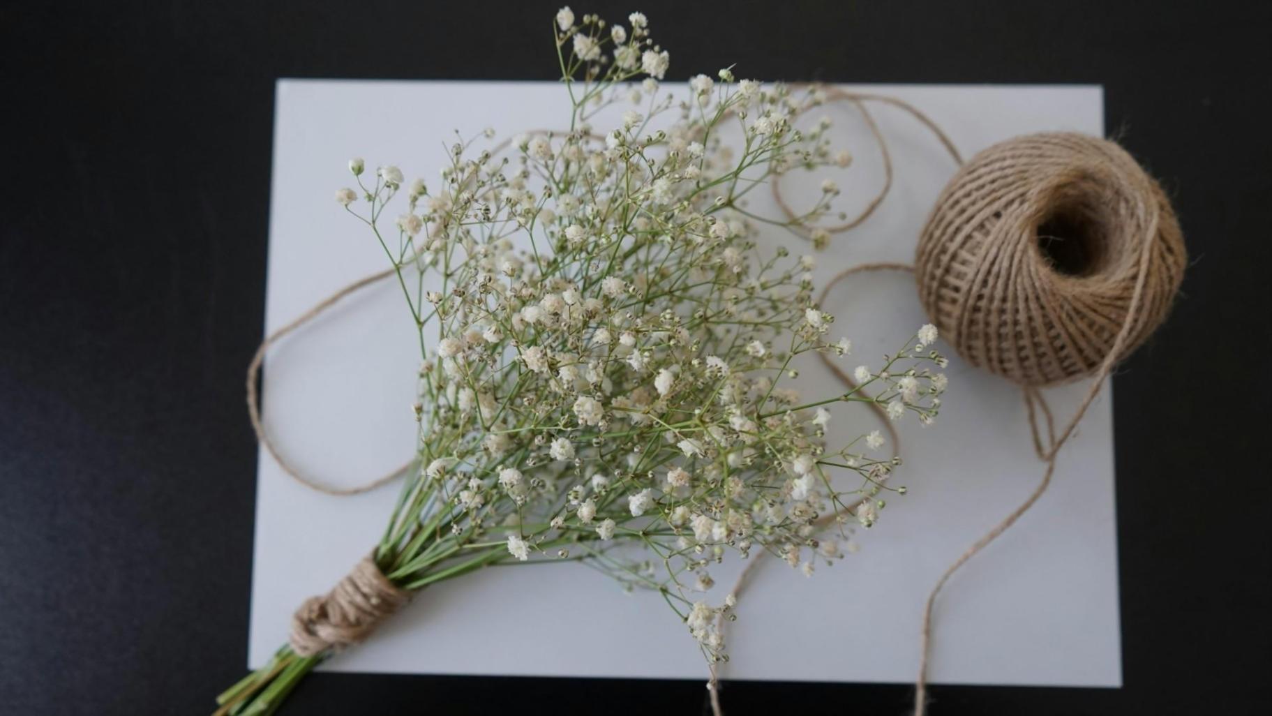 Процесс создания индивидуальной цветочной композиции флористом