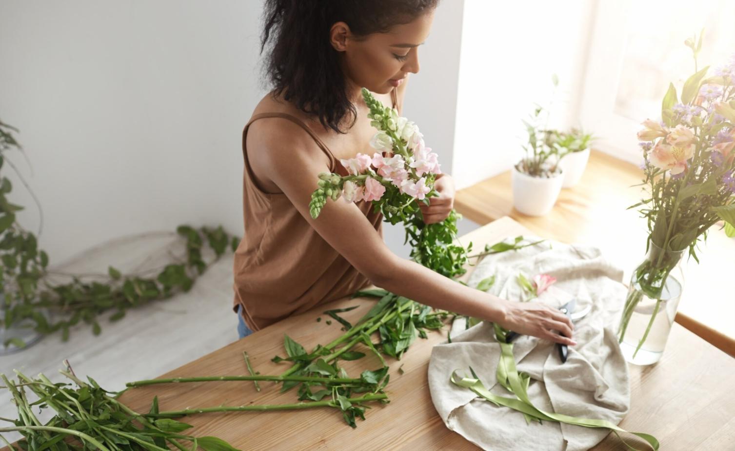 Яркий букет с розами и гортензиями для торжественного события